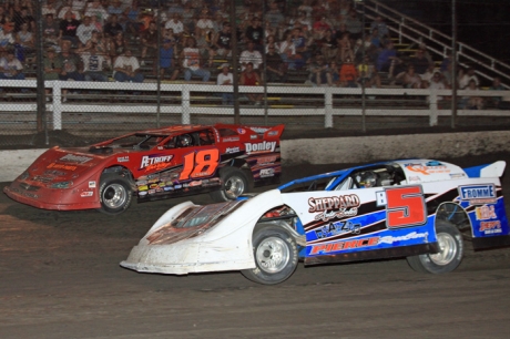 Shannon Babb (18) outran Brandon Sheppard (B5) at Macon. (stlracingphotos.com)