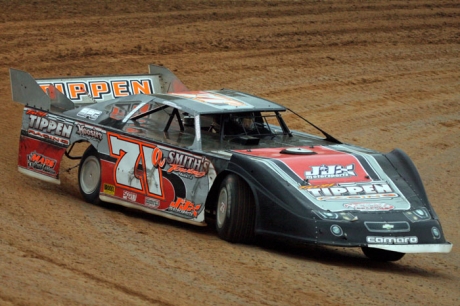 Allen Tippen tunes up before his victory in Chatham, La. (glennonphotos.com)