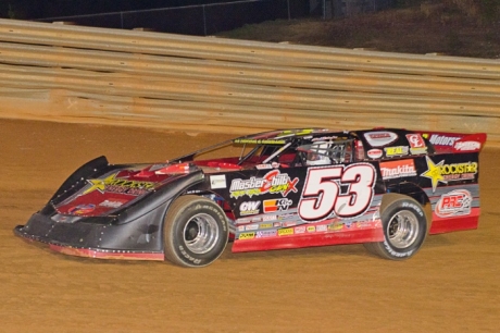 Ray Cook heads for victory at Volunteer Speedway. (Gary Laster)