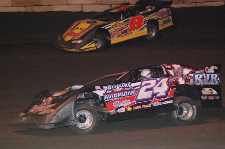 Eric Smith (9) tries the high groove against leader Ryan Unzicker (24). (DirtonDirt.com)