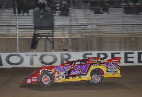 Billy Moyer takes the checkered flag. (erikgrigsbyphotos.com)