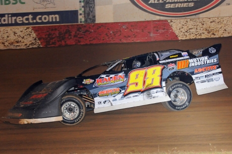 Jason Rauen heads to victory at Elko Speedway. (jdphotosports.photoreflect.com)