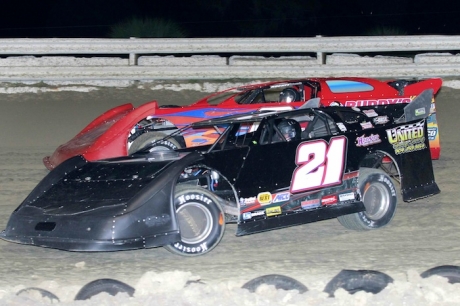 Ivedent Lloyd Jr. (21) heads for victory at Ocala's Bubba Raceway Park. (ricksdarkroom.com)