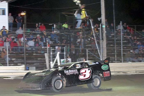 Kyle Van Sickle claims a $3,000 win at North Florida. (ricksdarkroom.com)