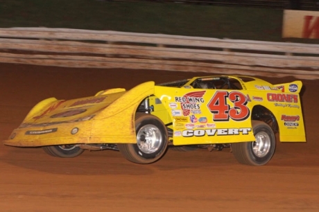 Jason Covert heads to a heat race victory at Williams Grove. (pbase.com/cyberslash)