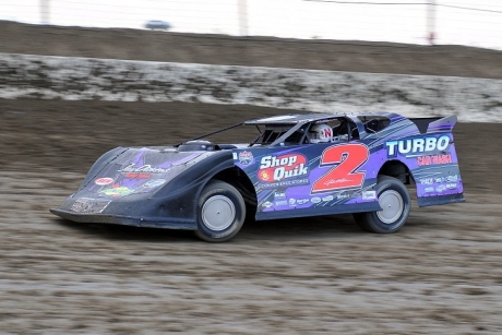 John Anderson tunes up before his Alphabet Soup Classic victory. (fasttrackphotos.net)