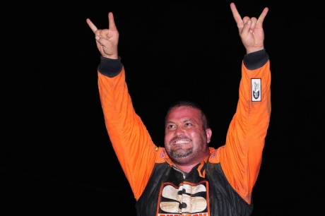 Chad Stapleton celebrates his flag-to-flag victory. (dt52photos.com)