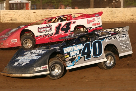 Eventual feature winner Dutch Davies (40) battles Dick Barton (14B) in prelims at Stateline. (Bill Galford)