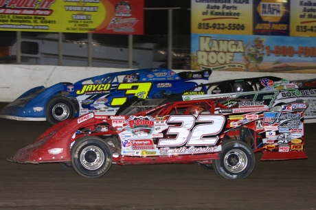 Bobby Pierce (32) makes a three-wide move en route to his runner-up finish at Kankakee. (Jim DenHamer)