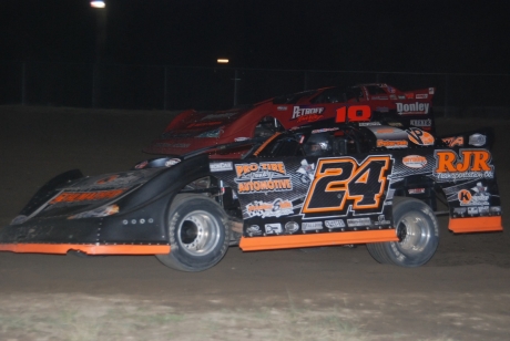 Winner Ryan Unzicker (24) battles Shannon Babb (18) early in the feature. (DirtonDirt.com)