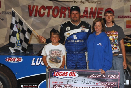 Earl Pearson Jr.'s family joined him in victory lane. (rickschwalliephotos.com)