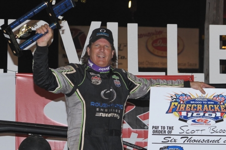 Scott Bloomquist won the first of three WoO features at Lernerville. (stivasonphotos.com)