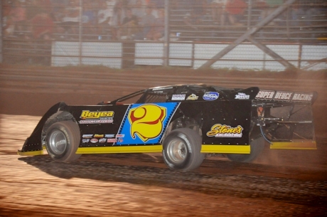 Dan Stone heads to victory at Lernerville. (Jason Shank)