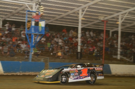 Don O'Neal takes the checkers at Terre Haute. (stlracingphotos.com)