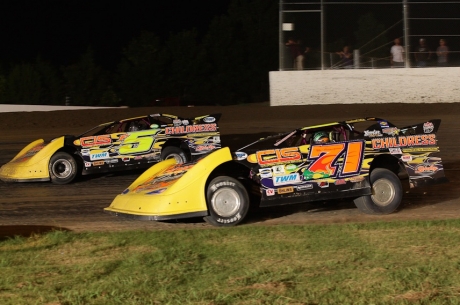 Winner Chris Wall (71) battles teammate B.J. Robinson (F5) at Magnolia. (foto-1.net)