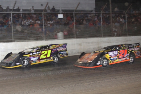 Billy Moyer (21) leads Billy Moyer Jr. on his way to victory at I-55. (stlracingphotos.com)