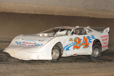 R.C. Whitwell heads for victory in Yuma, Ariz. (photofinishphotos.com)