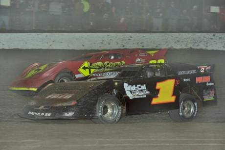 Brad Pounds (1P) heads for victory at Bakersfield. (photofinishphotos.com)