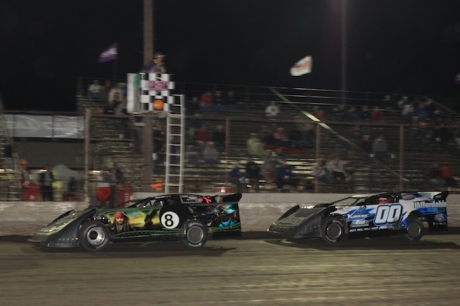 Scott Weber (8) outran Randy Korte (00) at Tri-City. (stlracingphotos.com)