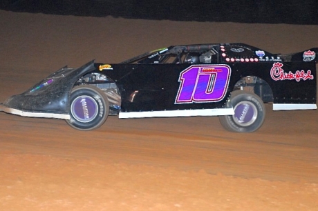 Joseph Joiner heads for victory at Southern Raceway. (photophil.zenfolio.com)