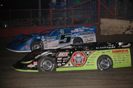 Scott Bloomquist (0) got the jump on Brandon Sheppard (B5) at the outset of the 25-lapper. (DirtonDirt.com)