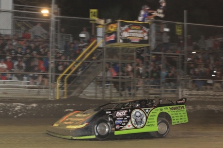 Scott Bloomquist takes the checkers. (stlracingphotos.com)