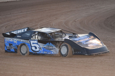 Ricky Thornton Jr. tunes up before his Vegas victory. (photofinishphotos.com)