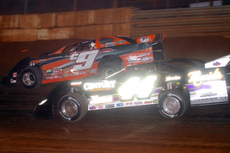 Steve Casebolt (9) battles Chris Madden at Volunteer Speedway. (Chad Wells)