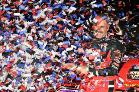 Billy Moyer celebrates his 2008 Illini 100 victory. (Chuck Gonzalez)