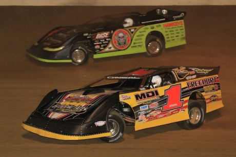 Don O'Neal (1) works under Scott Bloomquist (0) at Paducah. (stlracingphotos.com)