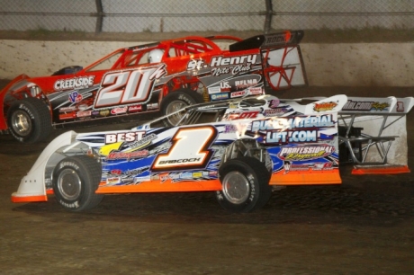 Jeff Babcock (1) chases Jacob Hawkins (20h) at Eldora Speedway. (Jeremey Rhoades)