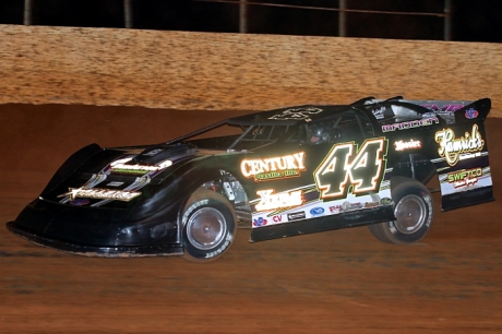 Chris Madden heads for a $5,300 victory at Smoky Mountain. (wellsracingphotography.com)