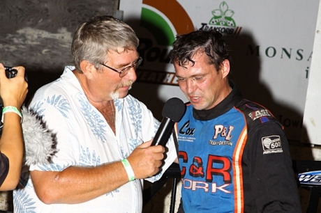 Jason Utter tells Jerry Mackey about his victory. (mikerueferphotos.photoreflect.com)