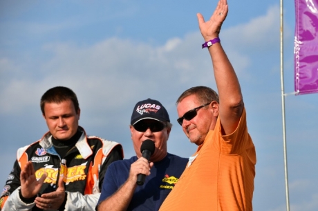 Eddie Carrier Sr. waves to the crowd. (thesportswire.net)