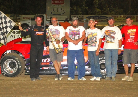 Shannon Babb's team enjoys victory lane. (Jeff Hall)