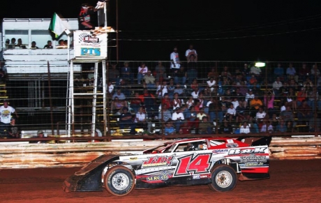 David Ashley takes the checkered flags. (ronskinnerphotos.com)