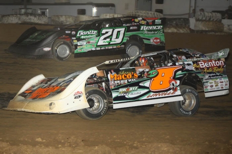 Dustin Linville (D8) battles reigning Lucas Oil champion Jimmy Owens (20). (Jeremey Rhoades)