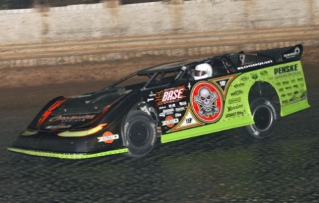 Scott Bloomquist heads to victory at Pittsburgh. (Todd Battin)