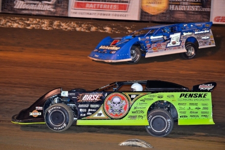 Brandon Sheppard (1) overtakes leader Scott Bloomquist (0). (thesportswire.net)