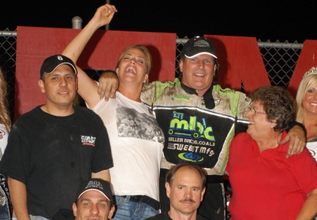 Bloomquist's team celebrates at Eldora. (erikgrigsbyphotos.com)