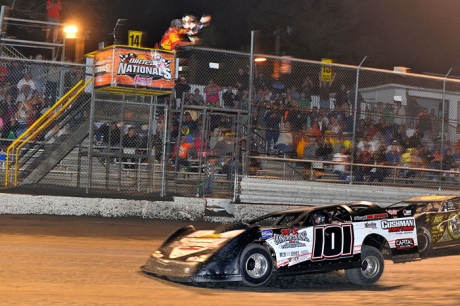 Casey Roberts edges Scott Bloomquist at the line. (thesportswire.net)