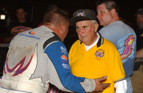 Scott James appeals to Earl Baltes at the 2004 World 100. (rickschwalliephotos.com)