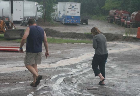 Dan Stone and his wife slog through the pits Sunday. (Todd Battin)