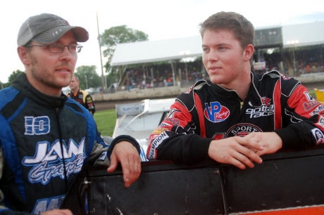 Bobby Pierce (right) visits with Scott Schmitt in Fairbury, Ill. (DirtonDirt.com)