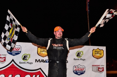 Jonathan Davenport celebrates. (heathlawsonphotos.com)