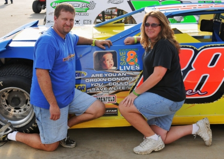 David and Trish Barker spread organ donor information. (fasttrackphotos.net)