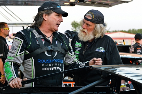 Scott Bloomquist and crew chief Tommy Hicks. (thesportswire.net)