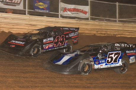 Chris Madden (44) and Zack Mitchell battle. (wellsracingphotos.com)